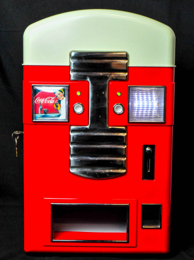 Coca Cola, Dosenkühlschrank mit Münzeinwurf