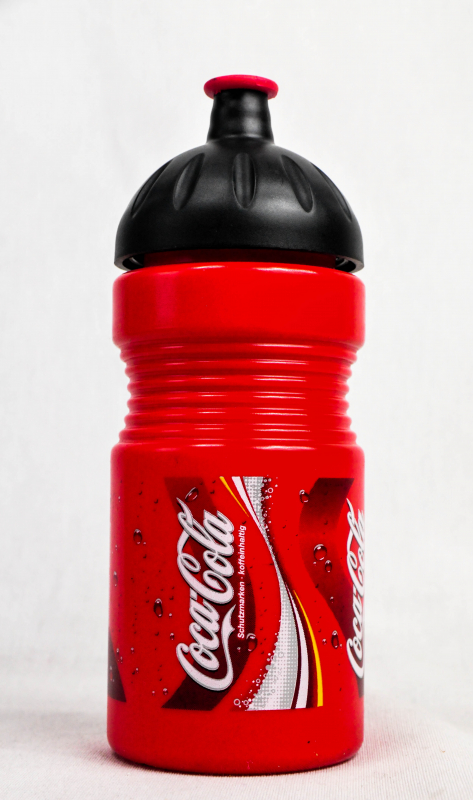 Schrift senkrecht weiß Trinkflasche Plastik rot Verschlußflasche Coca Cola 