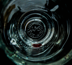 Jameson Whiskyglas, Glas / Gläser, Longdrinkglas rot Relief mit Bodenprägung