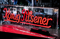 König Pilsener Bier, Neon Leuchtreklame, Reklame, in Acrylgehäuse, rot