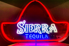 Sierra Tequila Neon Leuchtreklame, Leuchtwerbung Sombrero dreifarbig
