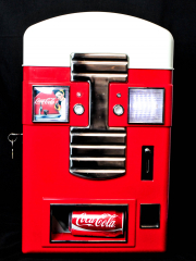 Coca Cola, Dosenkühlschrank mit Münzeinwurf