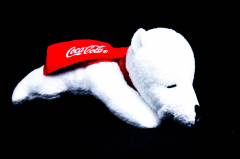 Coca Cola Polarbär, Eisbär Ben liegend