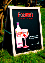 Gordons Gin, Echtholz Pink Kundenstopper, Straßenaufsteller, Werbetafel
